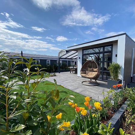 Luxus Cube Ferienhaus Chalet Am See Mit Schwimmbad In Lathum Nl Exterior photo