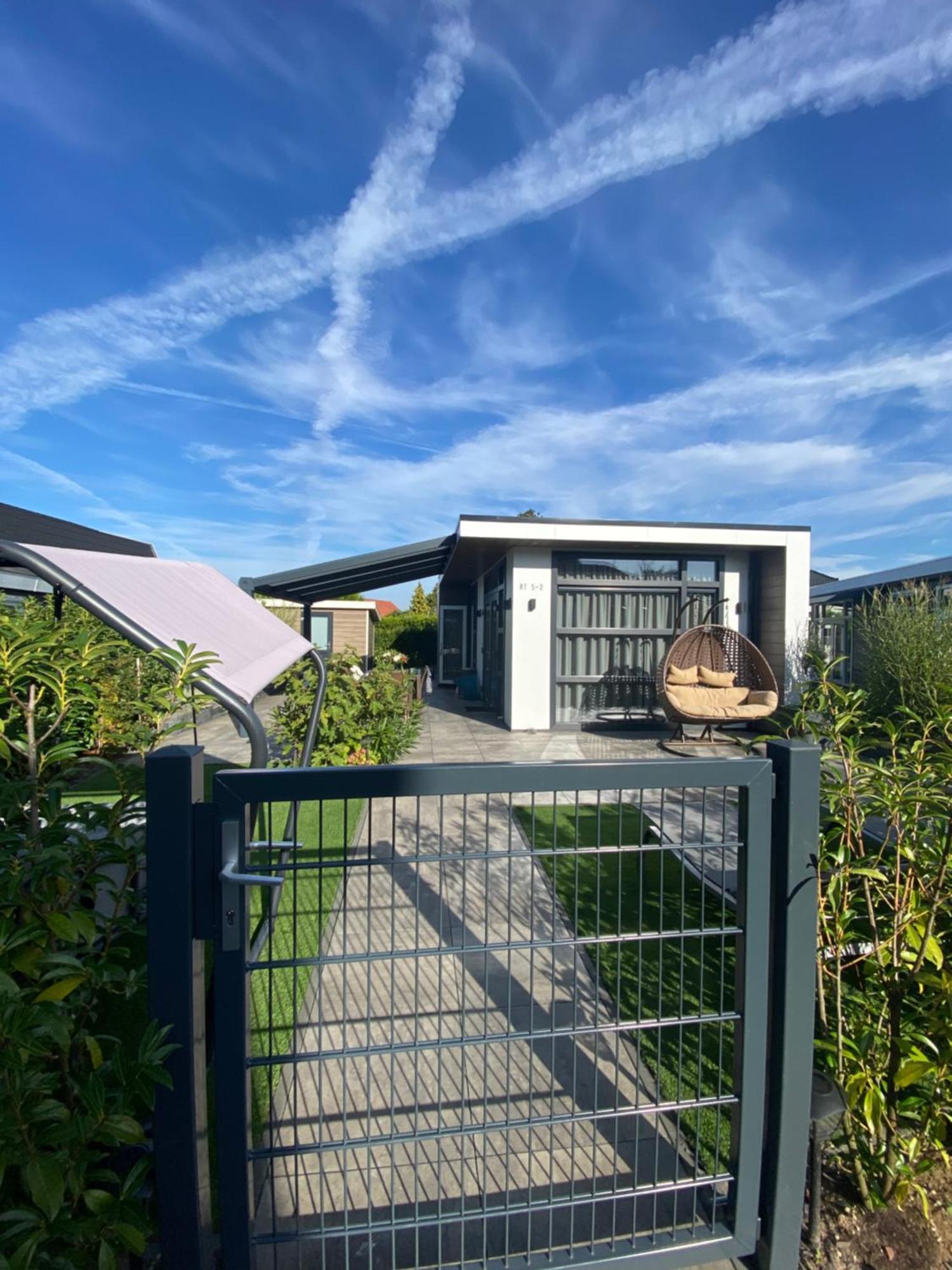 Luxus Cube Ferienhaus Chalet Am See Mit Schwimmbad In Lathum Nl Exterior photo